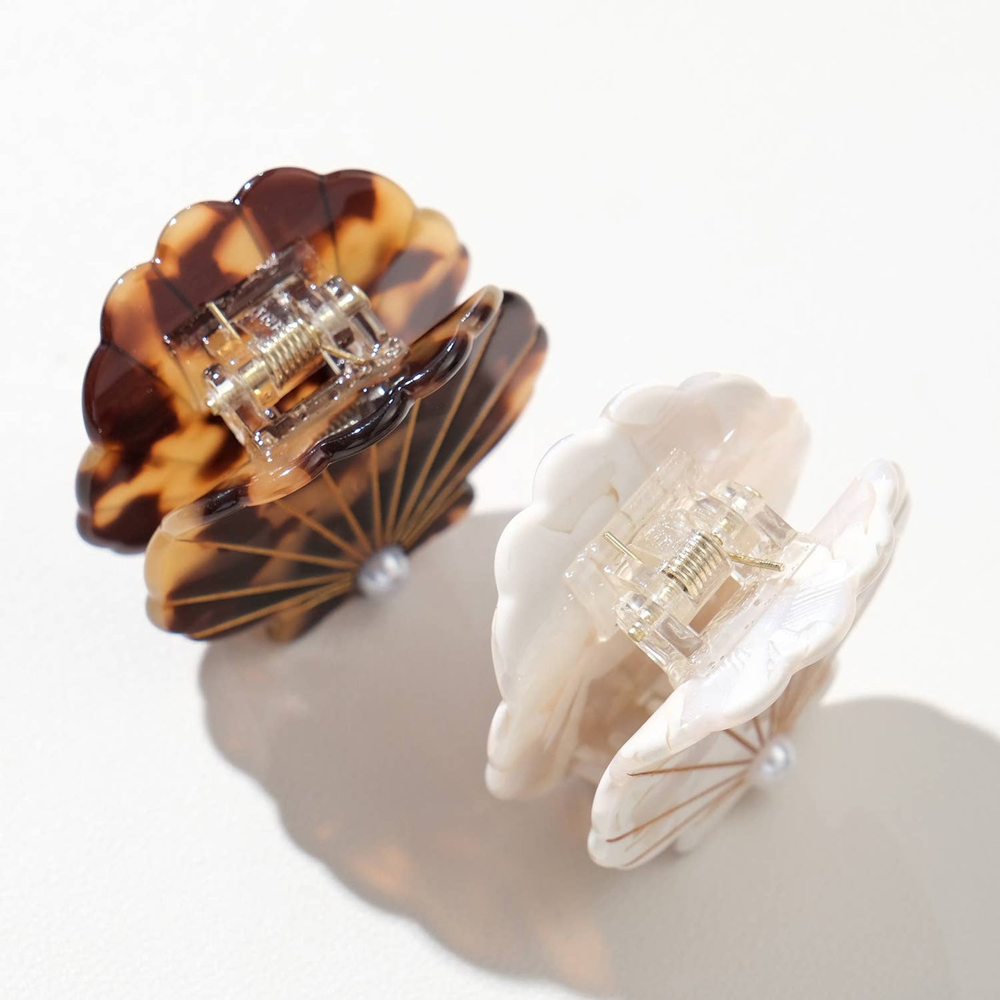 Pearl Vintage Snow Seashell Claw Clip