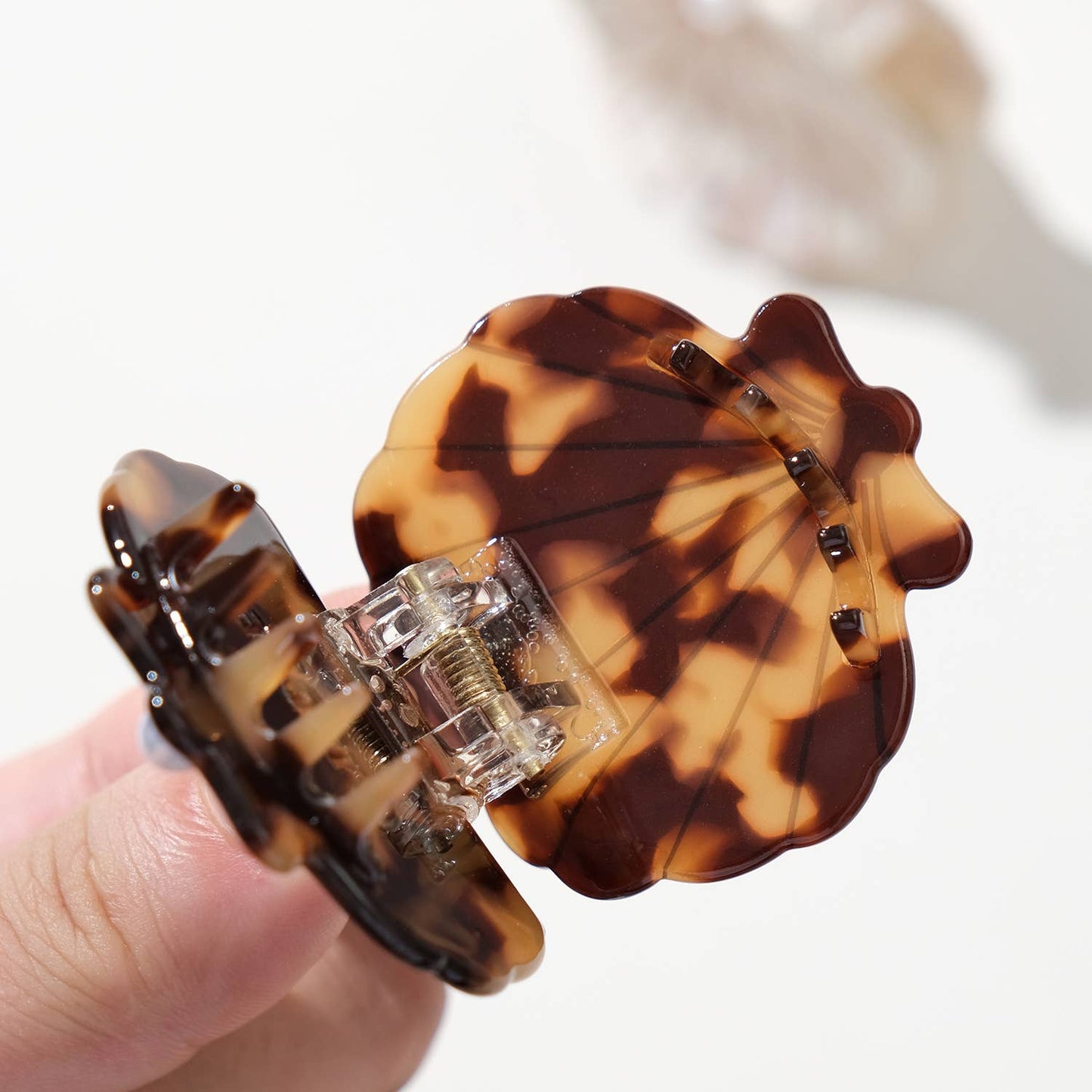 Pearl Vintage Snow Seashell Claw Clip